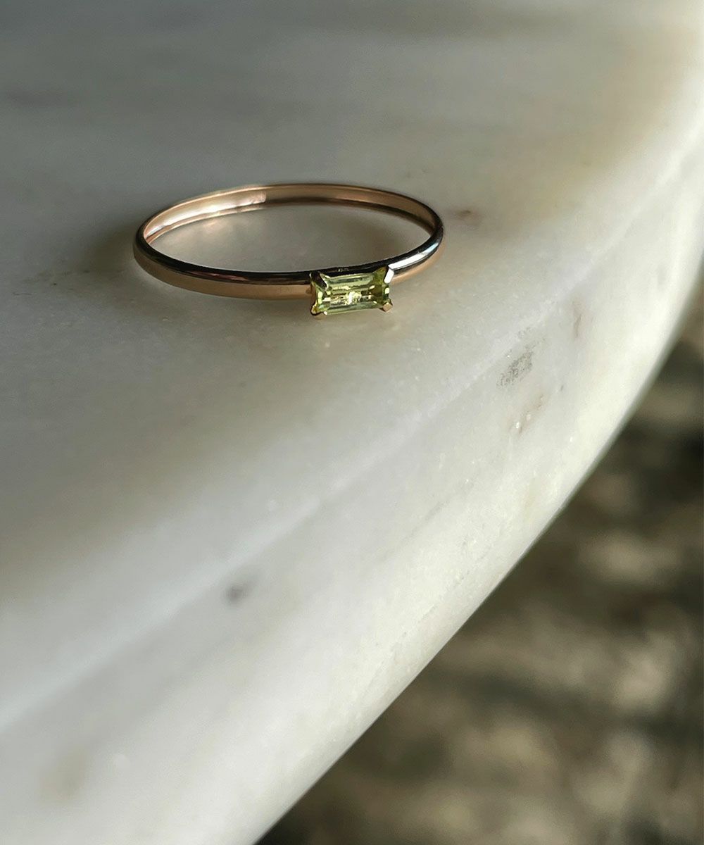 [m.]10K PERIDOT RING